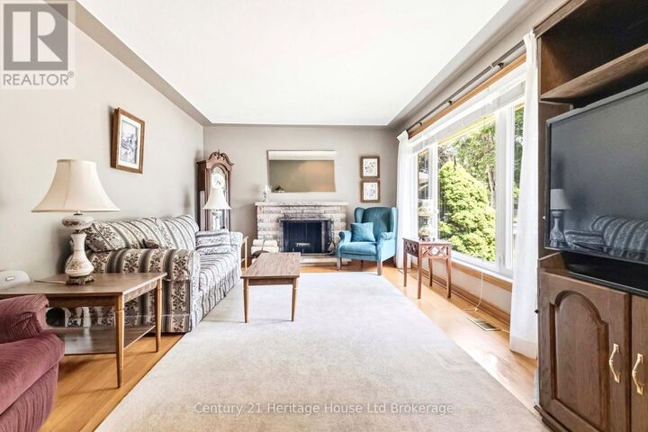 Property Photo:  26 Deveron Crescent  ON N5Z 4B1 