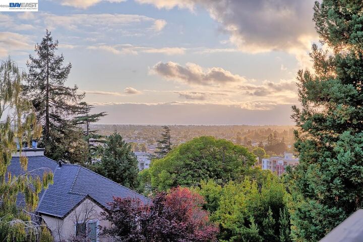 Property Photo: 685 Dartmore Ln 365 CA 94544