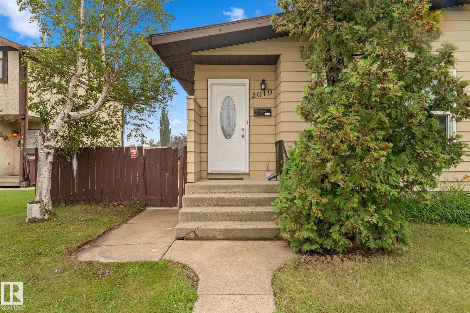 Property Photo:  3019 139 Avenue NW  AB T5Y 1M1 
