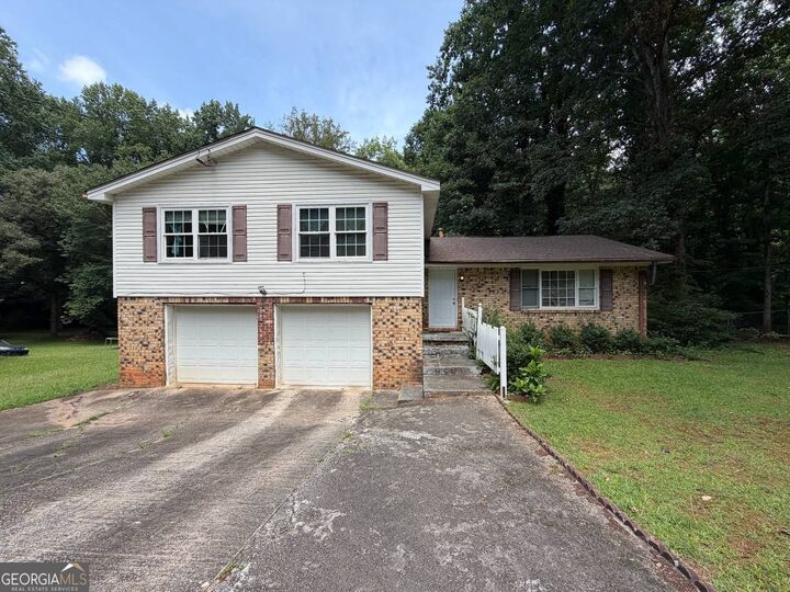 Property Photo:  221 Lucan Way  GA 30274 