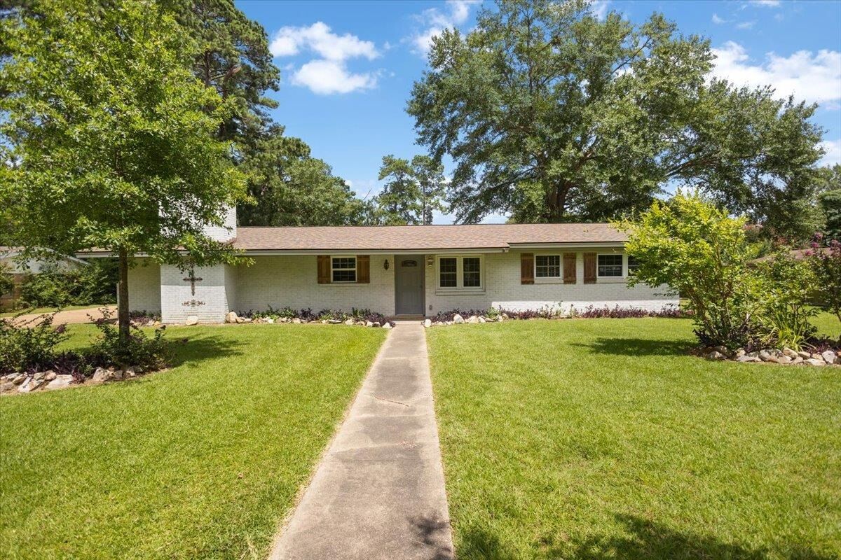 Property Photo: 300 N Pinewood TX 75633