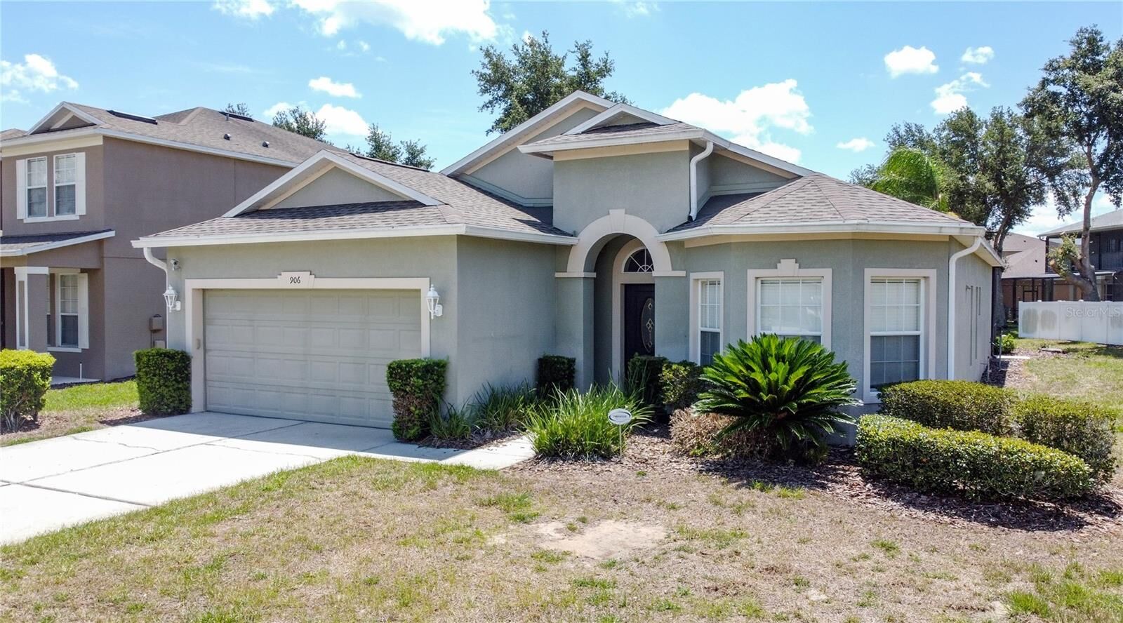 Property Photo: 906 Dorset Place FL 33896