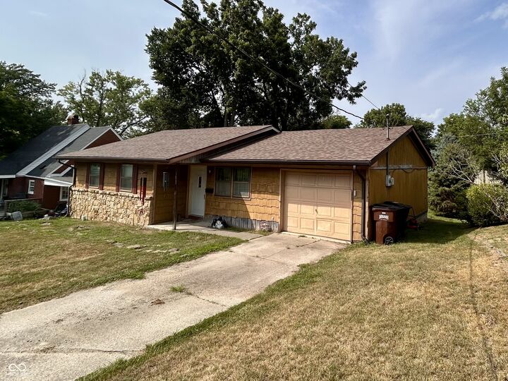 Property Photo: 1009 W Walnut IN 47220