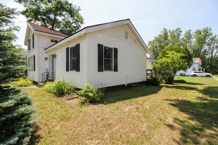 Property Photo:  422 Maple Street  MI 49093 