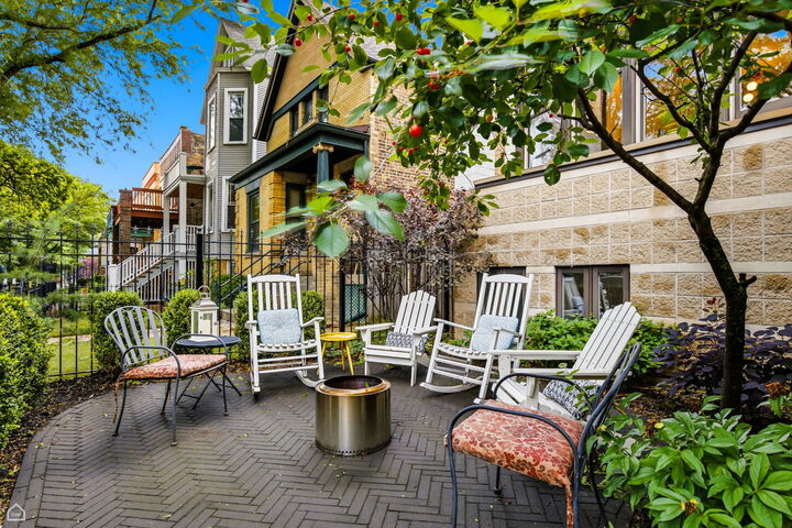 Property Photo: 1310 W Roscoe Street IL 60657