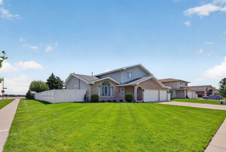 Property Photo: 702 Longwood Court IL 60447