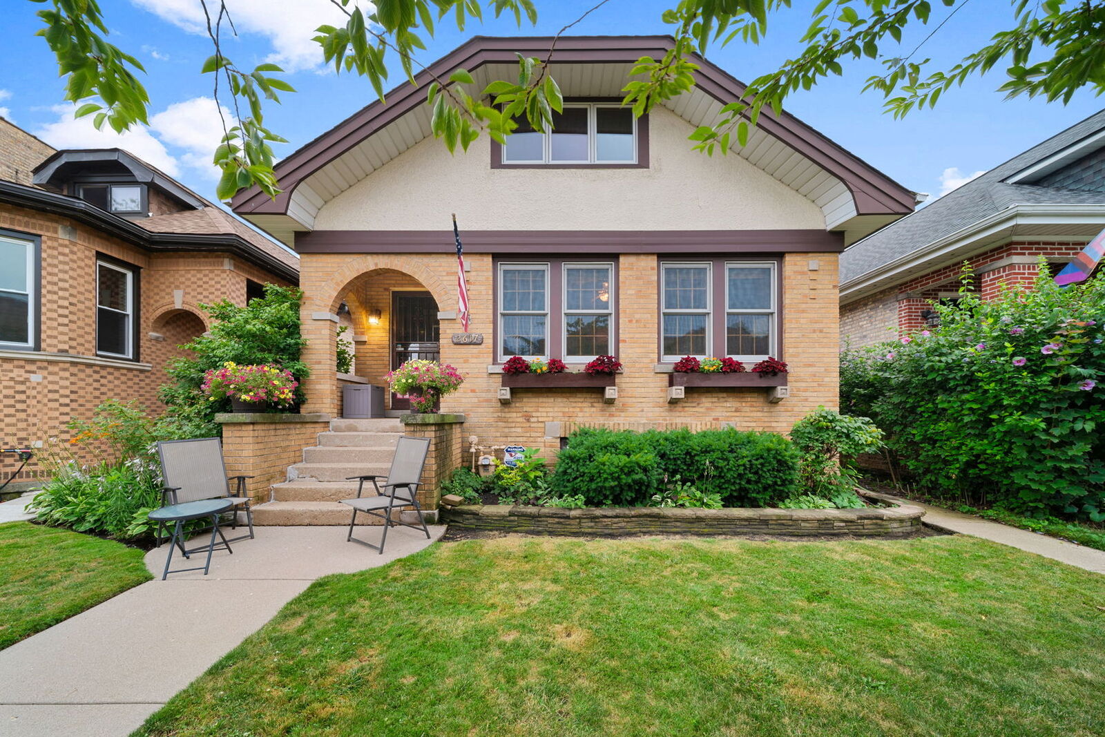 Property Photo: 2617 W Lunt Avenue IL 60645