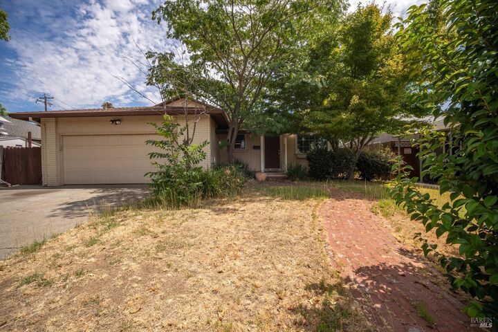 Property Photo:  811 Azalea Way  CA 95688 