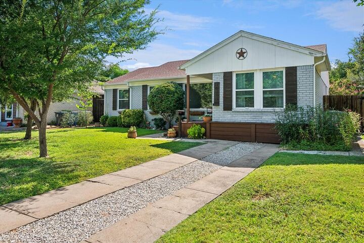 Property Photo: 10353 Newcombe Drive TX 75228