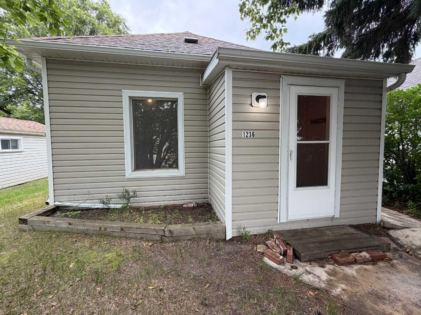 Property Photo: 1236 1 Avenue AB T9W 1G9
