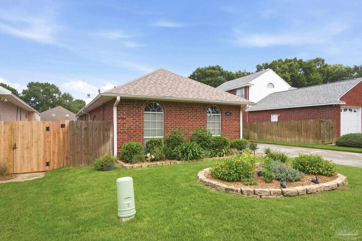 Property Photo: 3027 Oak Pointe Dr FL 32505