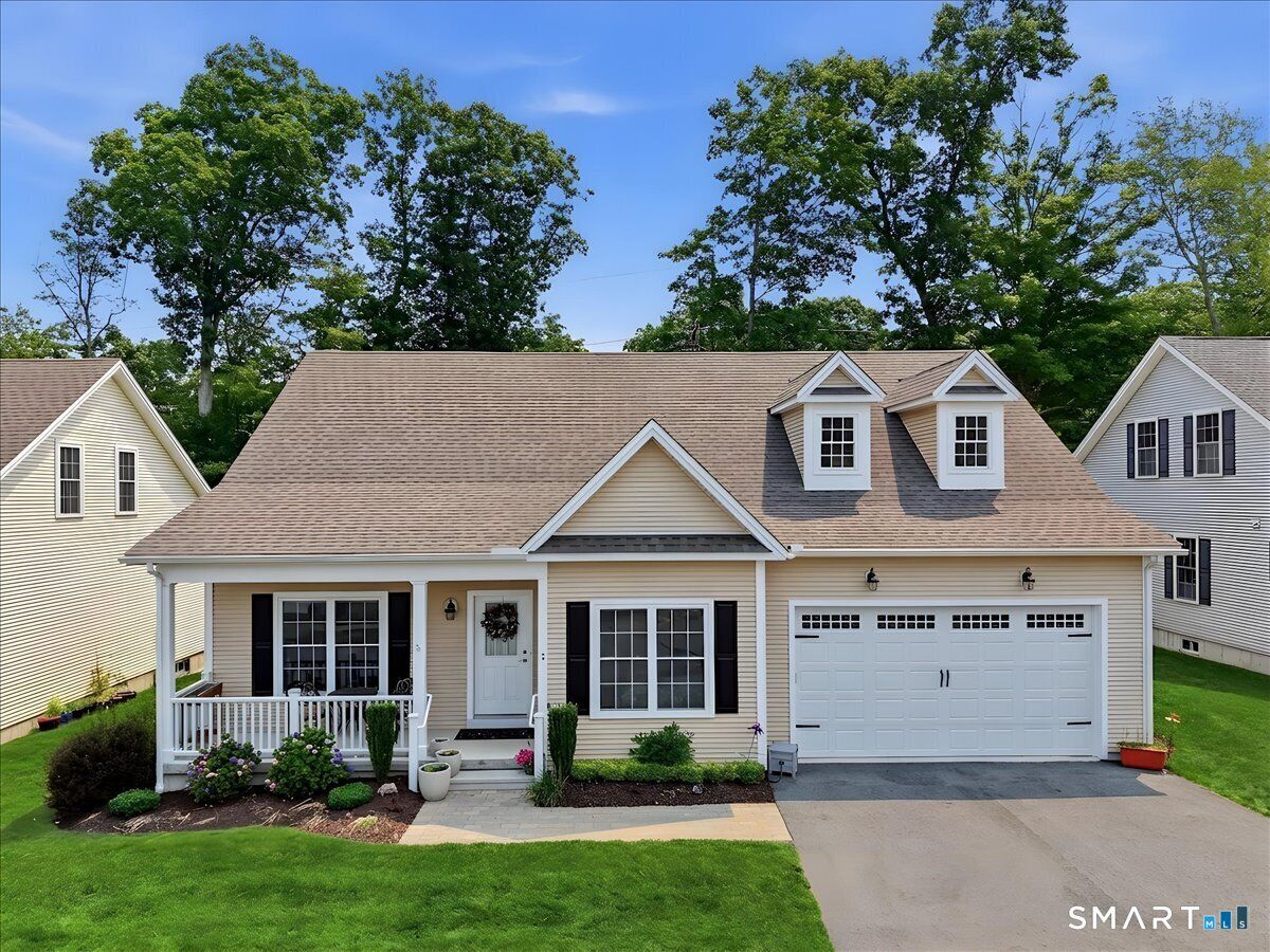 Property Photo:  14 Essex Glen Drive 7  CT 06426 