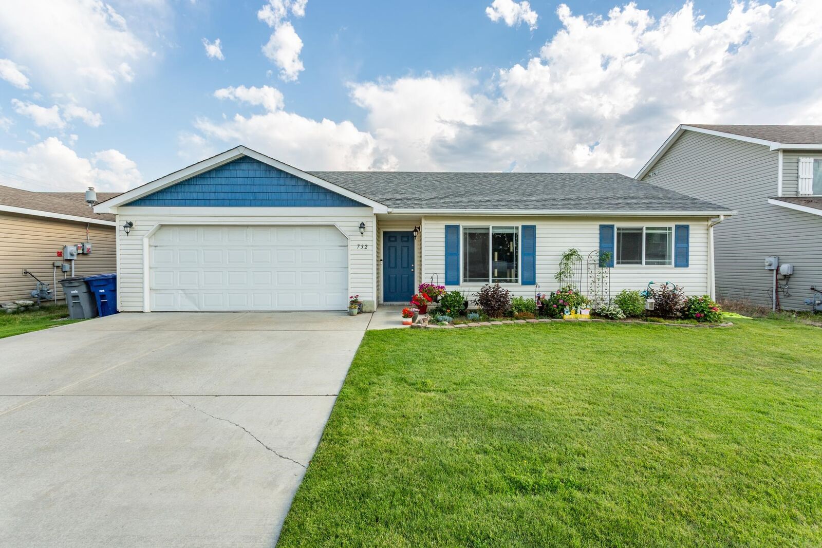 Property Photo: 732 E Carrie Dr WA 99022