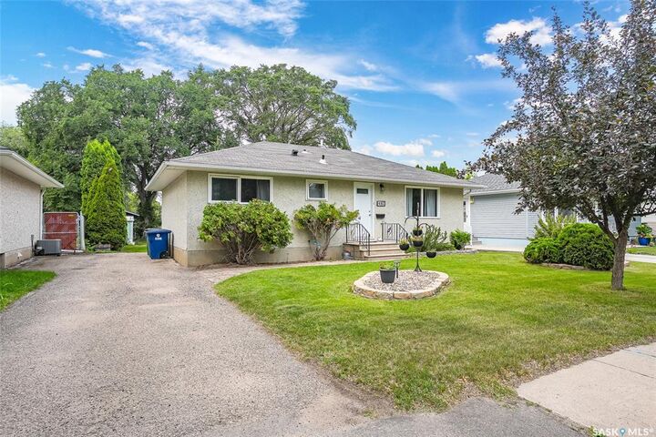 Property Photo: 1309 I Avenue N SK S7L 2J1