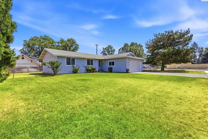 Property Photo: 327 S Buchanan Ct WA 99336