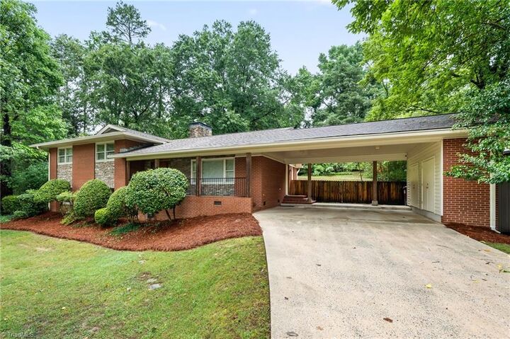 Property Photo: 1116 Wynnewood Avenue NC 27262