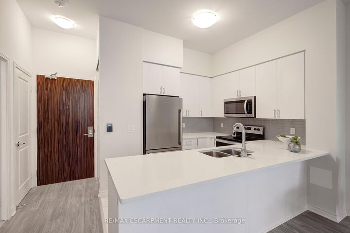 Property Photo:  349 Rathburn Road W 107  ON L5B 0G9 