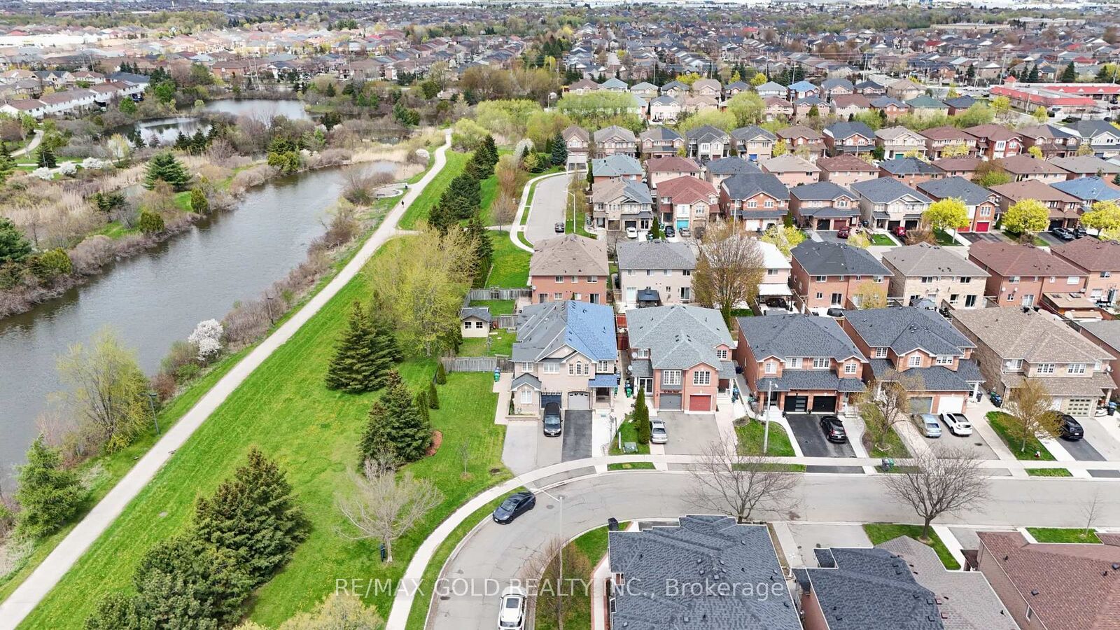 Property Photo: 44 Baha Crescent ON L7A 2J3