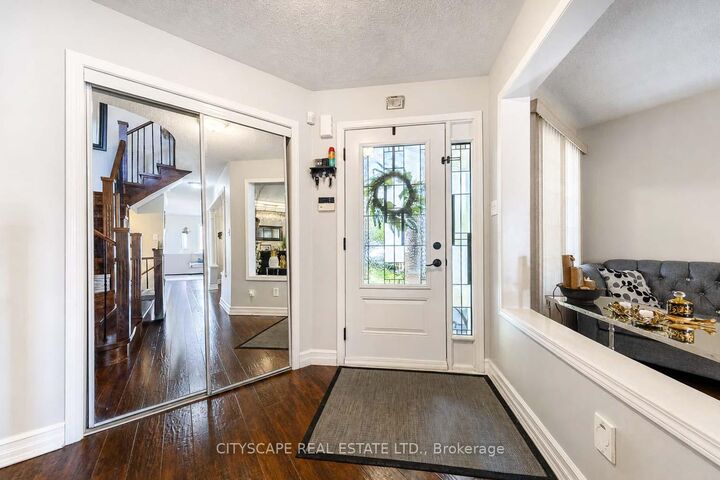 Property Photo: 764 Avocado Crescent ON L5W 1H4