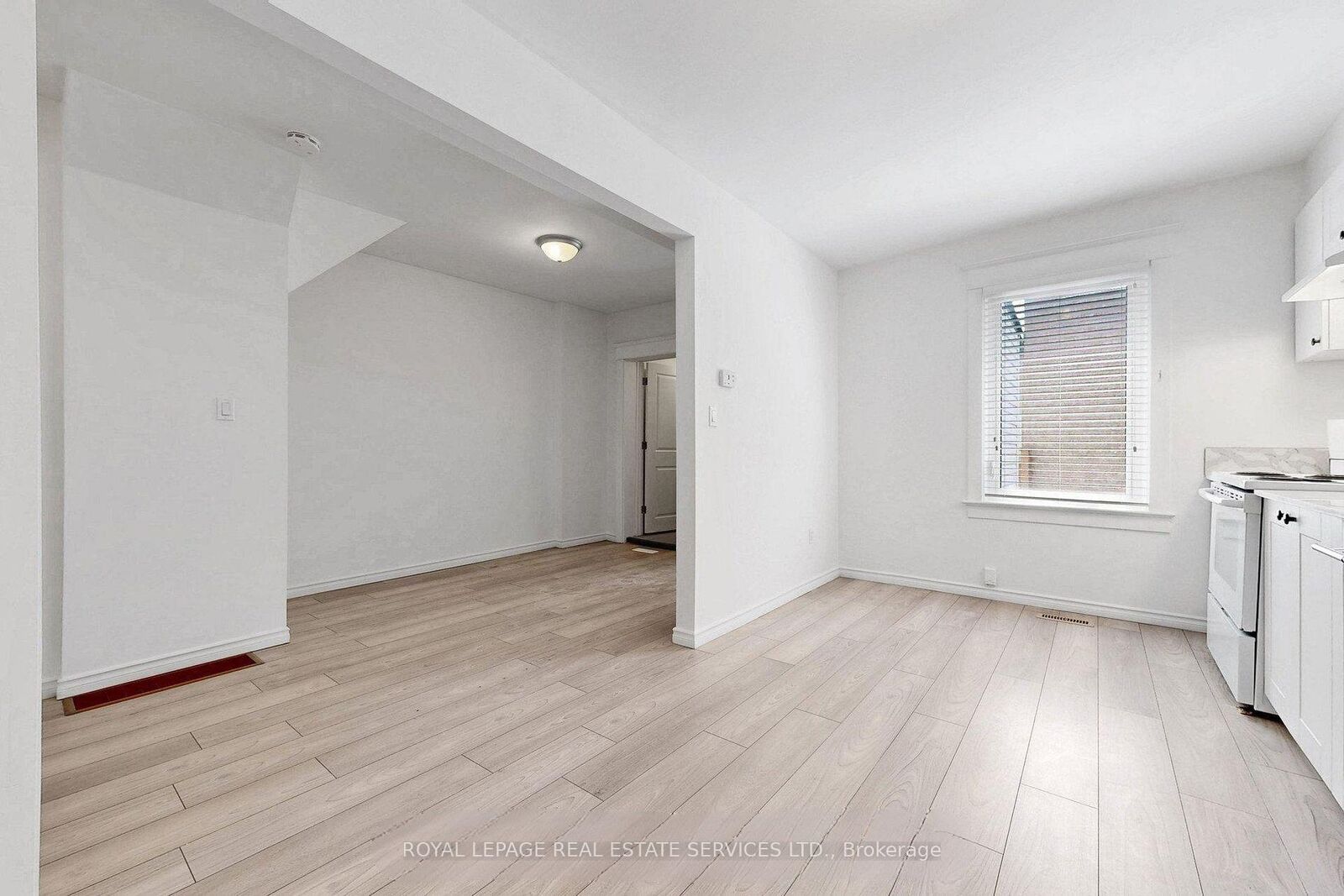 Property Photo:  119 Essex Street Main  ON M6G 1T4 