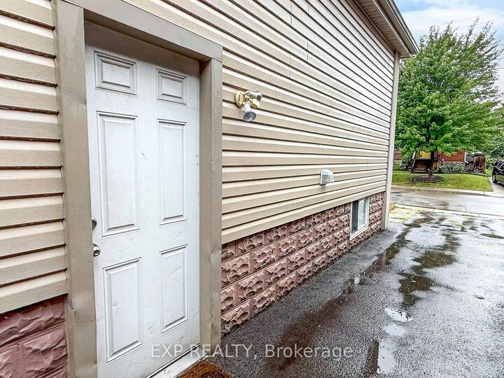 Property Photo:  57 Weir Street S  ON L8K 3A3 