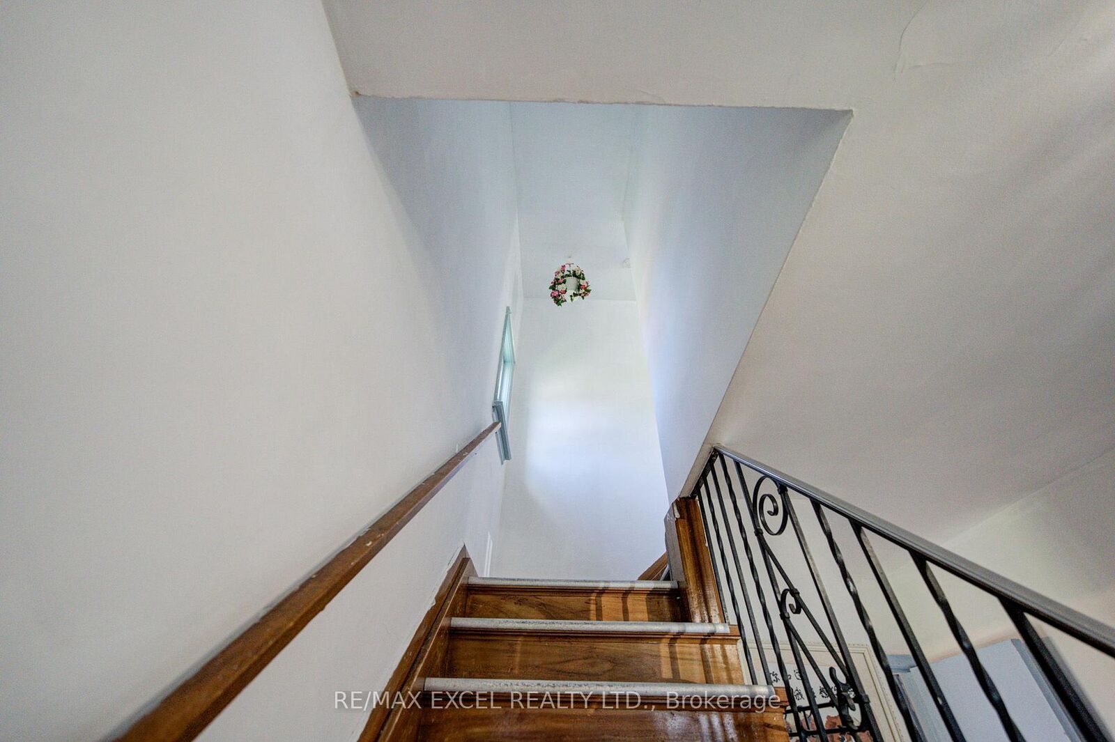 Property Photo: 39 Kilmarnock Avenue ON M1K 1Y5