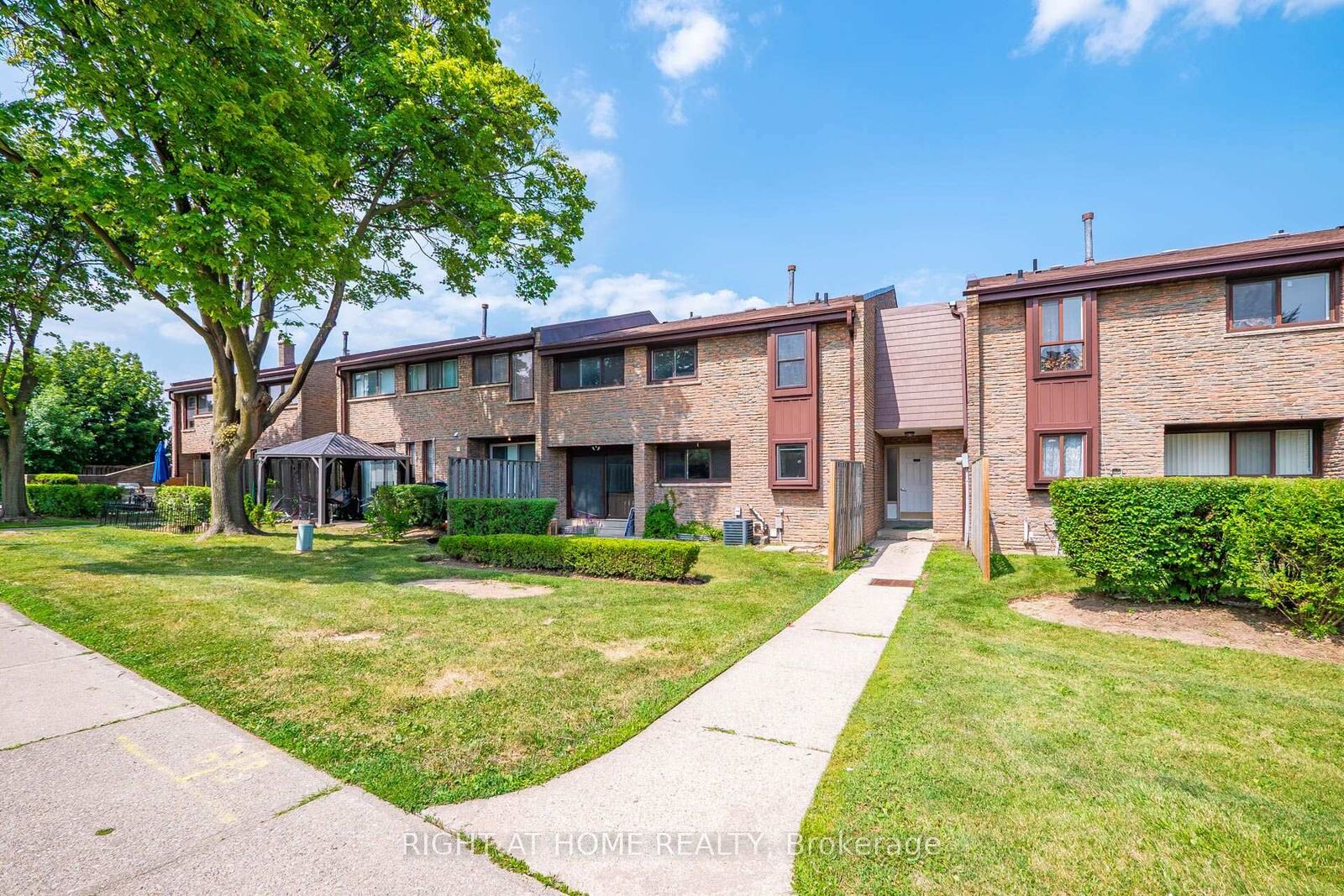 Property Photo: 2605 Woodchester Drive 5 ON L5K 2E3