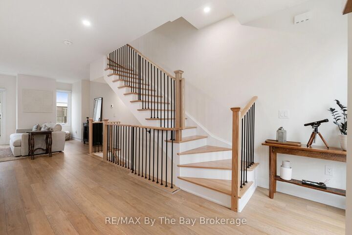 Photo de la propriété:  8 Bru Lor Lane  ON L3V 8P4 