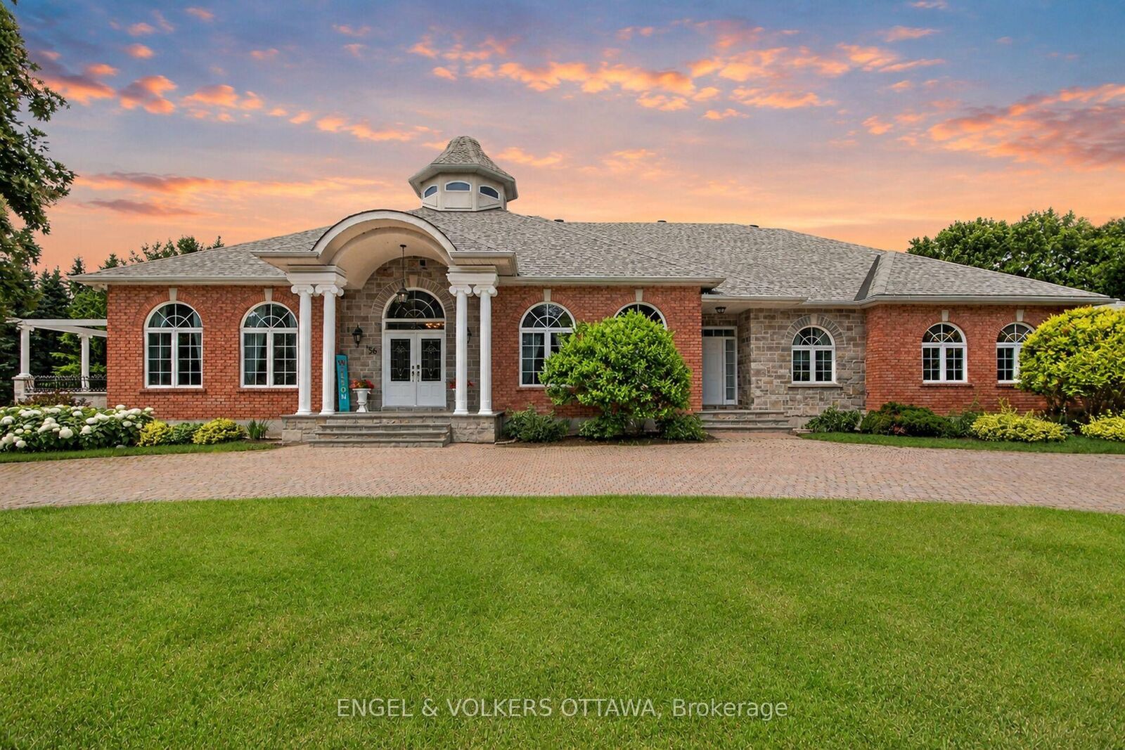 Property Photo: 36 Cedarhill Drive ON K2R 1C6