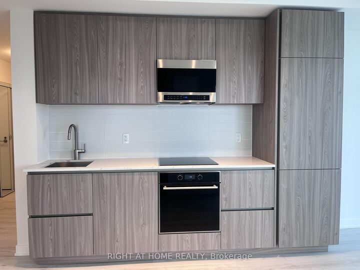 Property Photo: 110 Broadway Avenue 2909S ON M4P 1V7