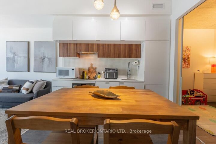 Property Photo:  185 Roehampton Avenue S 1601  ON M4P 0C6 