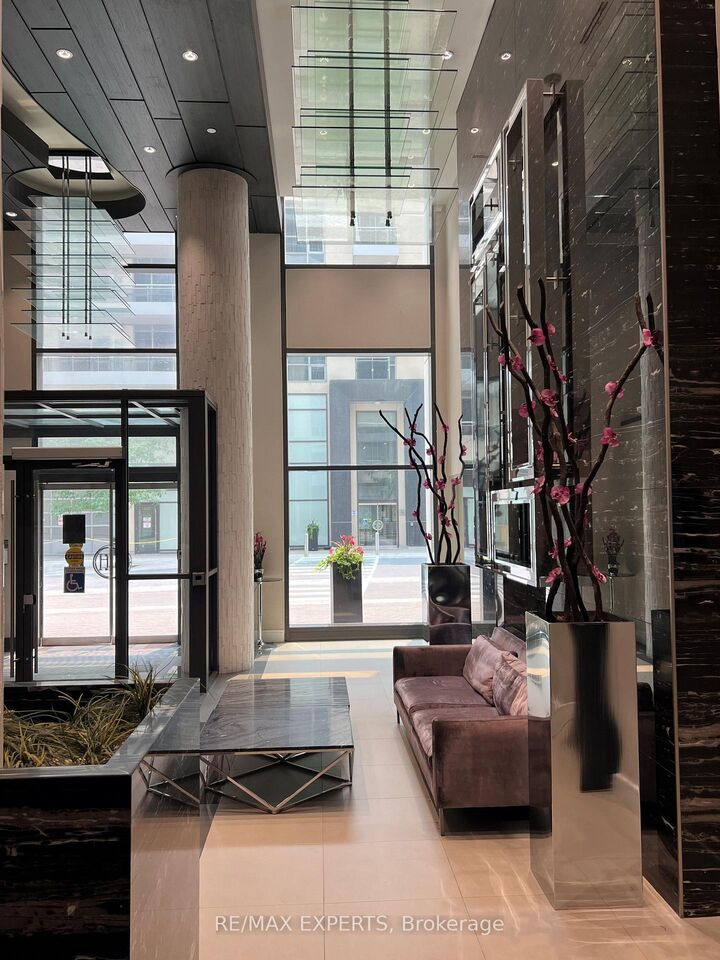 Property Photo:  9205 Yonge Street 1611  ON L4C 1V5 