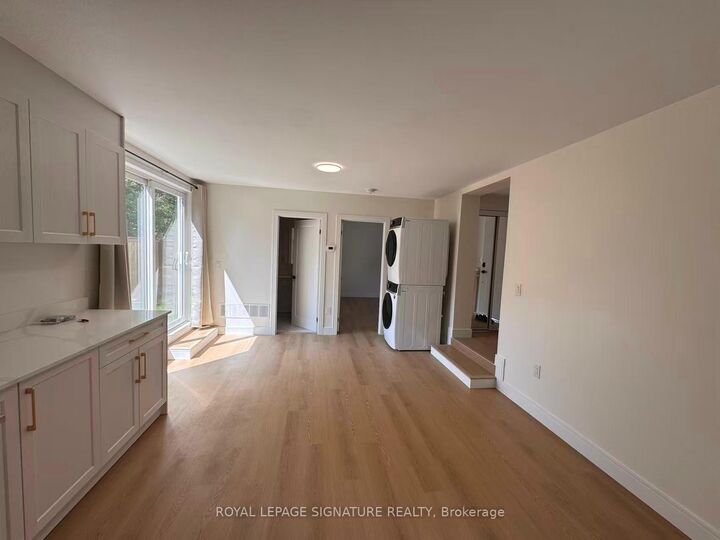 Property Photo: 53 Bishop Avenue 5 ON M2M 1Z4