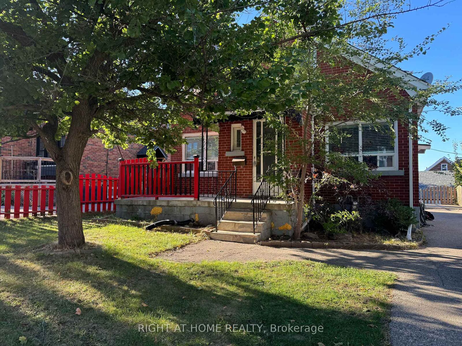 Property Photo:  950 Queens Boulevard Lower  ON N2M 1B4 