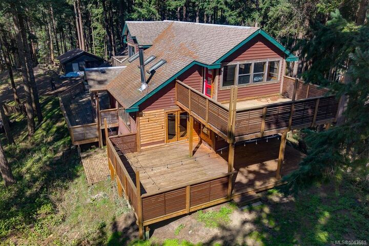 Property Photo: 546 &Amp 548 Kinnikinik Way BC V9M 3V8