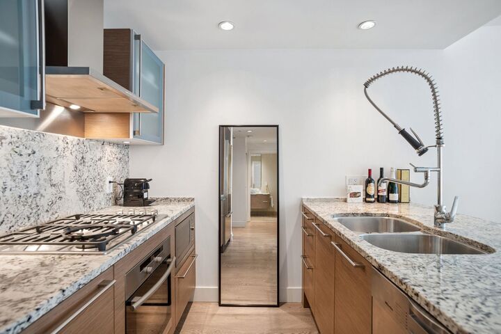 Property Photo: 1111 Alberni Street 1804 BC V6E 4V2