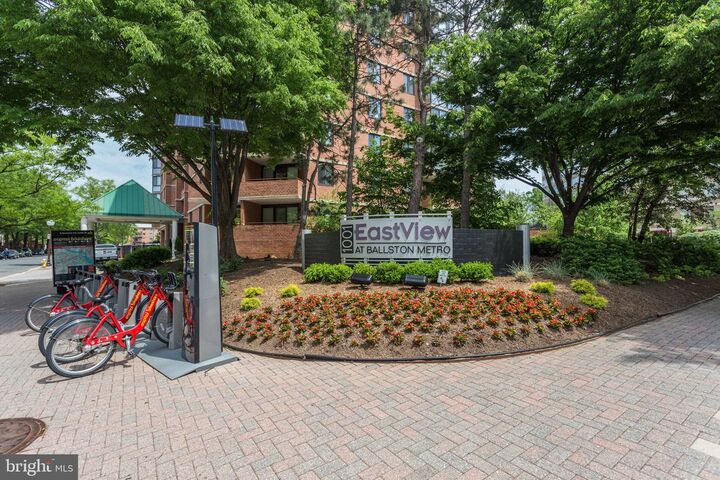 Property Photo: 1001 N Randolph Street 302 VA 22201