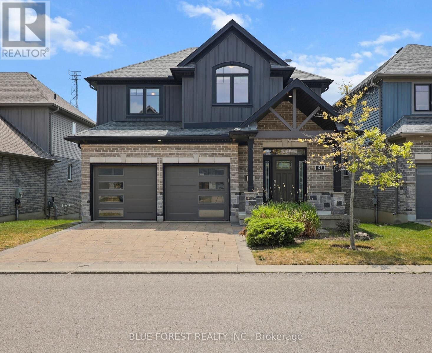 Property Photo: 1061 Eagletrace Drive 177 ON N6G 0T3