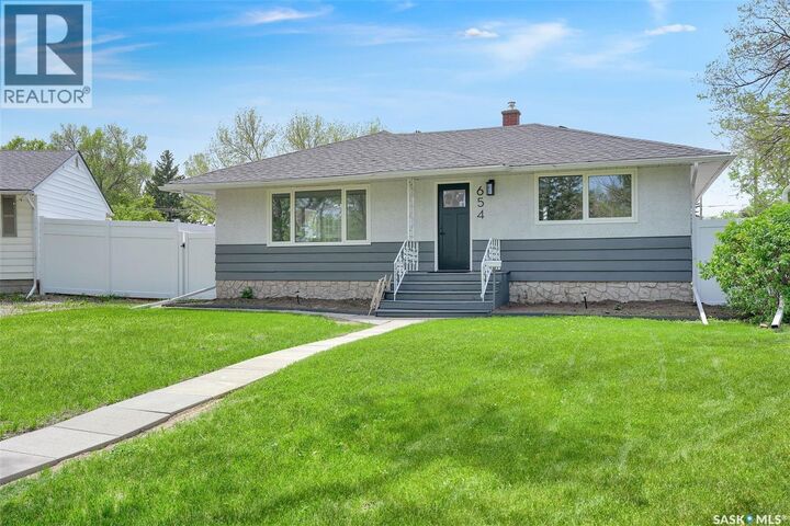 Property Photo: 654 Aberdeen Crescent SK S4T 6A9