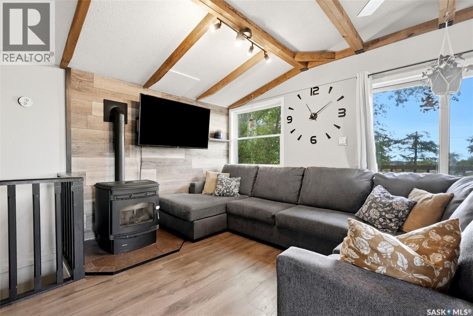Property Photo:  213 Grove Avenue  SK S0G 4L0 