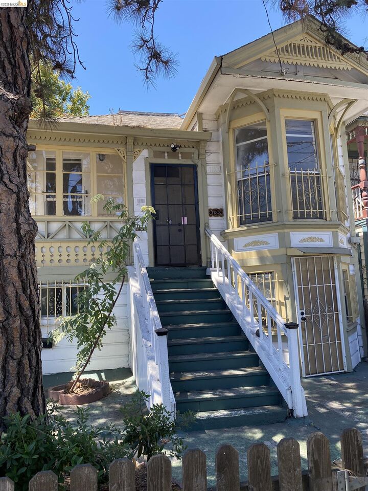 Property Photo: 1133 Wood St CA 94607