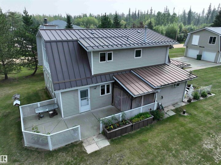 Property Photo:  1639 Macfarlane Place  AB T0G 0K0 