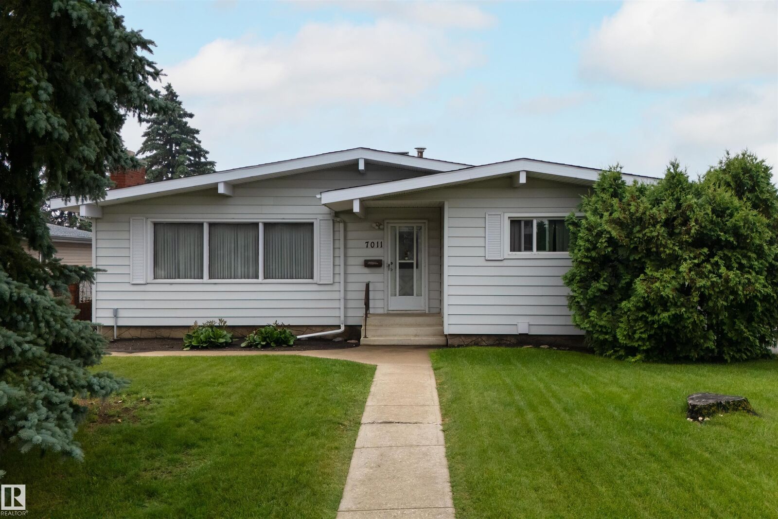 Property Photo: 7011 141 Avenue NW NW AB T5C 2M9
