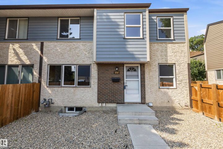 Property Photo:  84 Willowdale Place NW  AB T5T 1Z4 