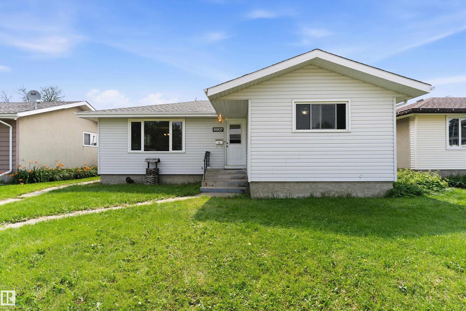 Property Photo:  6907 Delwood Road NW  AB T5C 3A6 