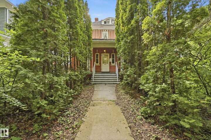 8520 104 Street NW — photo 1
