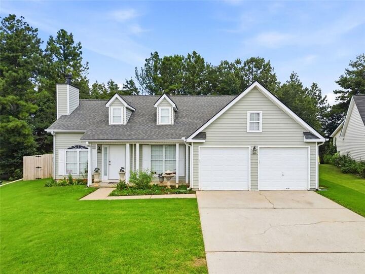 Property Photo: 1016 Meadow Glen Circle GA 30213