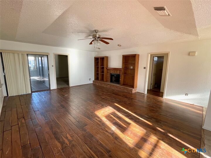 Property Photo: 401 Highridge Cove TX 76543