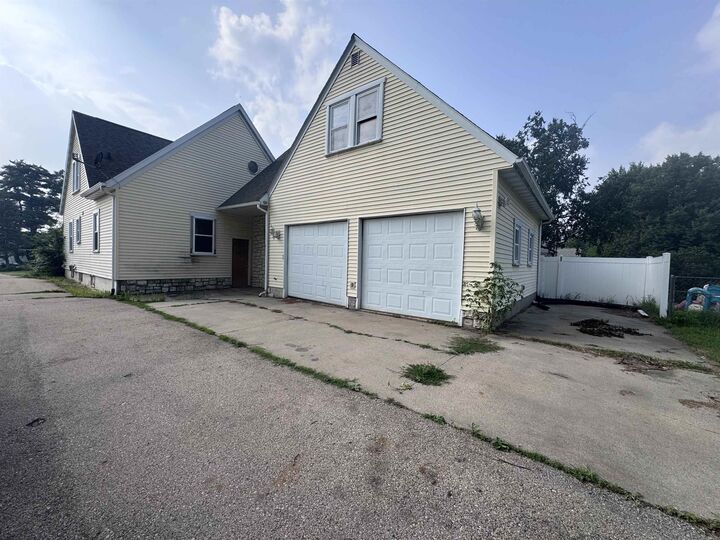 Property Photo: 420 Commercial St IA 52076