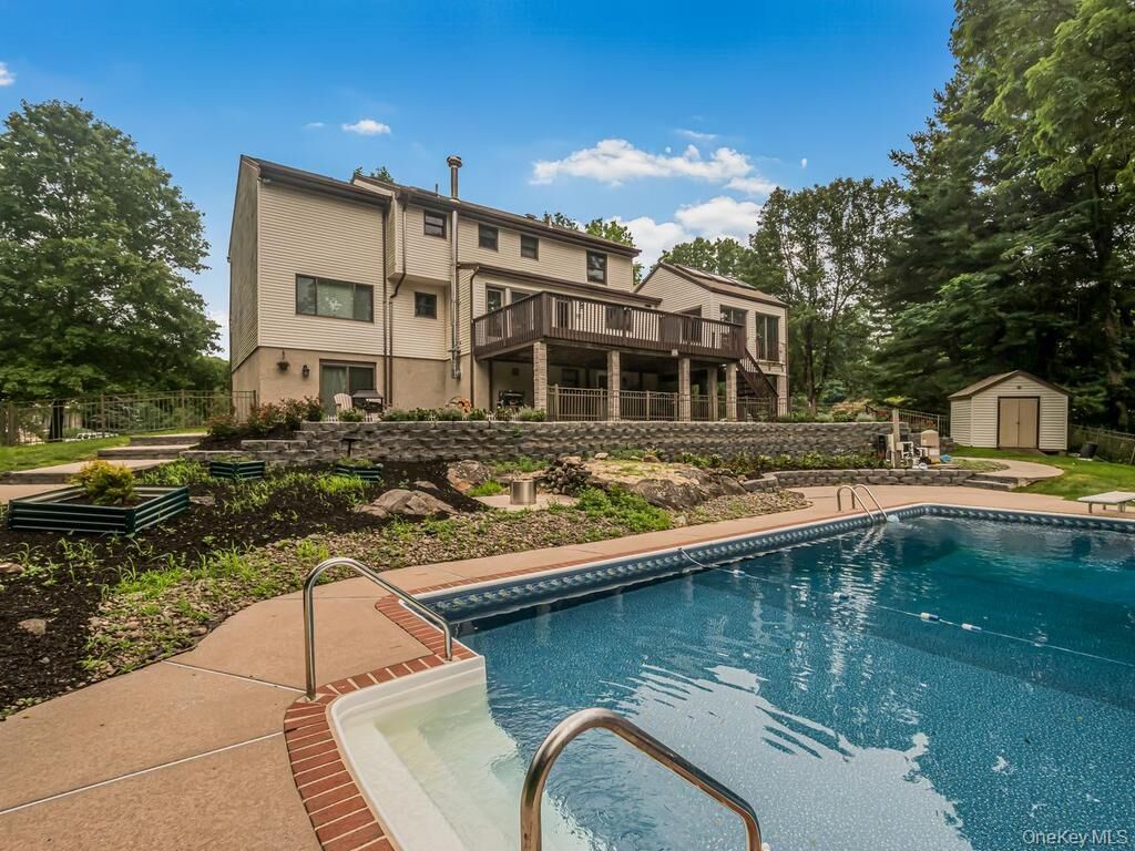 Property Photo: 8 Fairgreen Court NY 10567